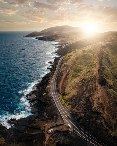 白天在水体旁道路上行驶的车辆